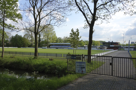 853417 Gezicht op een voetbalveld van de U.S.V. Elinkwijk op het Elinkwijk Sportpark (Theo Thijssenplein), vanaf de ...